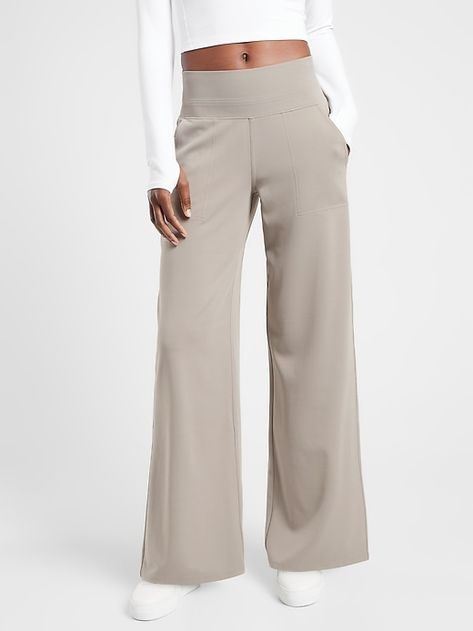 Casual Fall Pants, Hot Weather Fall Outfits Work, Wide Leg Athleisure Outfits, Athleta Work Outfits, Europe Spring Travel Outfits, Classy Athleisure Outfits, Wide Leg Pants Outfit Fall, Spring Travel Outfits, Wide Leg Pants Outfit Casual