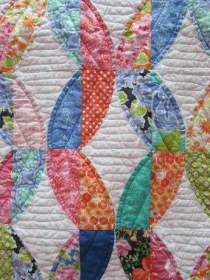 Hugs And Kisses Quilt, Quilting Hacks, Fun Quilts, Curved Piecing, Sew Kind Of Wonderful, Quilt Layers, Snowman Quilt, Free Motion Quilting Patterns, Circle Quilts