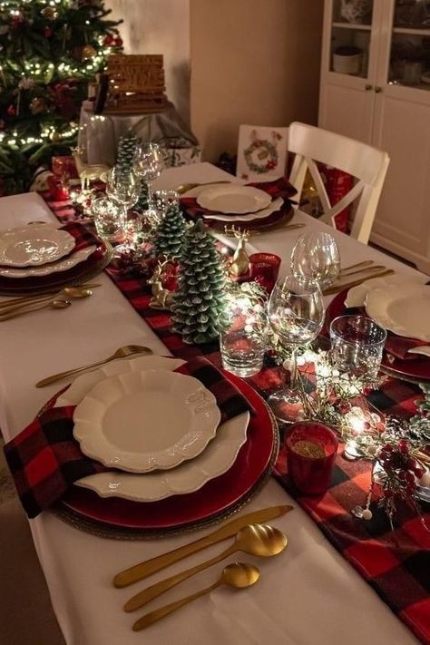 Christmas Dining Room Decor, Christmas Dinner Table Settings, Christmas Dining Table Decor, Christmas Party Table, Christmas Dining Table, Christmas Dinner Table, Hosting Christmas, Creative Christmas Trees, Beautiful Christmas Trees