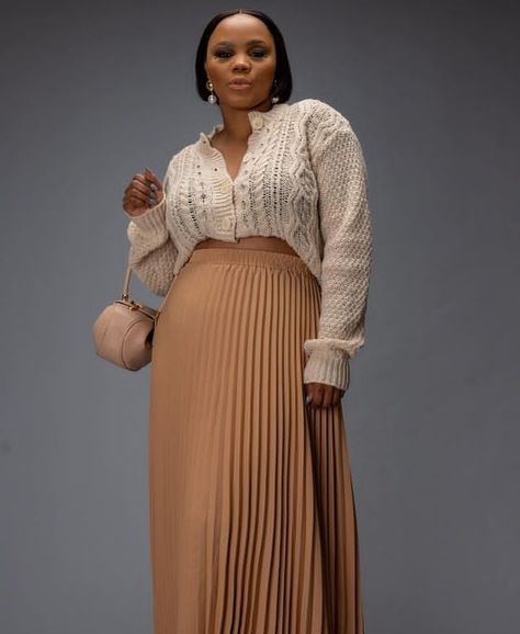 Feminine Fitted Pleated Maxi Skirt, Elegant Pleated Maxi Skirt For Winter, Elegant Winter Pleated Maxi Skirt, Chic Brown Long Pleated Skirt, Chic Midi-length Pleated Maxi Skirt, Maxi Skirt Work, Casual Friday Work Outfits, Classy Business Outfits, Fashionable Work Outfit