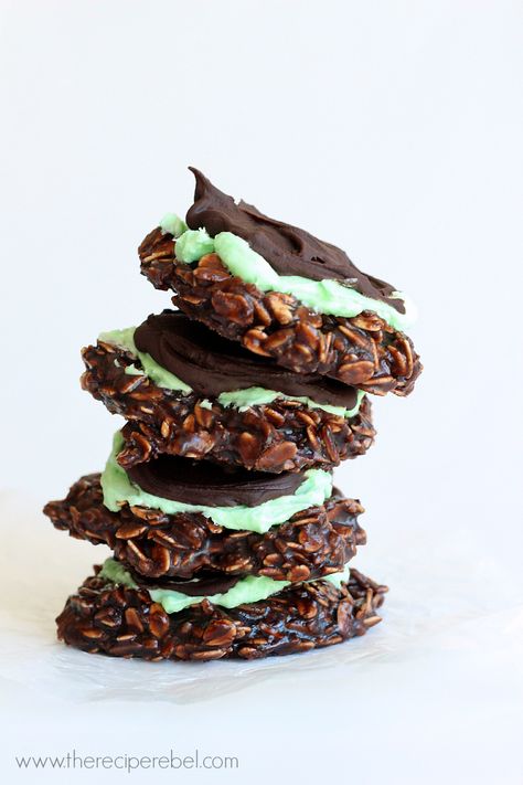 Classic chocolate no-bake cookies topped with mint frosting and chocolate ganache -- Perfect for Christmas or a sweet summer treat! Cookies Gooey, Chocolate No Bake, Mint Frosting, Chocolate No Bake Cookies, Cookies Easy, Baking Recipes Cookies, Mint Cookies, Bake Cookies, No Bake Treats