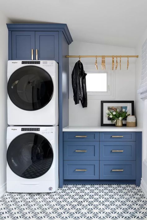 38 Ideas for Laundry Rooms with Stacked Washer Dryers Danish Farmhouse, Washer Dryer Laundry Room, Custom Laundry Room, Stacked Laundry Room, Tiny Laundry Rooms, Stylish Laundry Room, Dream Laundry Room, Laundry Room Closet, Laundry Room Layouts