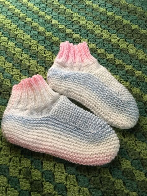 Nursing Home Ideas, Knitting Space, Socks Knitting Pattern, Crochet Slippers Free, Crocheted Slippers, Knit Slippers Free Pattern, Adult Bed, Easy Crochet Slippers, Knitting Patterns For Beginners