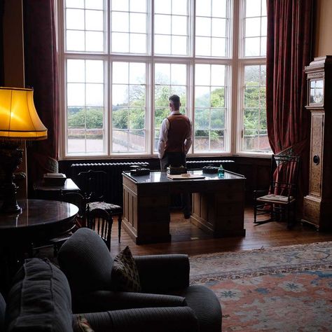 Arley Hall, Elegant Living Room Decor, Tommy Shelby, Home Library Design, Luxury Office, Thomas Shelby, English House, Home Library, Peaky Blinders