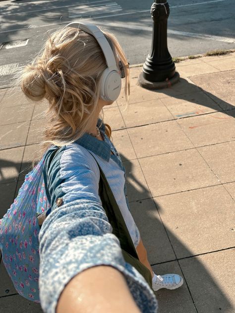 Headphone aesthetic walking pics inspo Walking With Headphones Aesthetic, Hattie Core, Walking With Headphones, City Walk Aesthetic, Aesthetic Headphones Photo, Blonde Hair Headphones, Headphone Inspo Pic, Girl Listening To Music Aesthetic, Music Bedroom Aesthetic