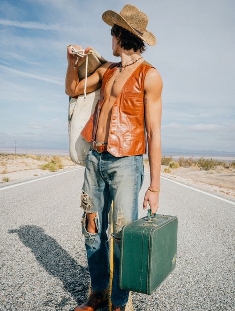 Parker Van Noord, Cowboy Shooting, Ralph Lauren Runway, Modern Cowboy, Cowboy Outfits, Oversized Jeans, Cowboy Style, Cover Model, Brad Pitt