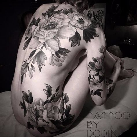 Girly Tattoos Ideas, Dodie Tattoo, Back Tattoo Women Full, Floral Back Tattoos, Tattooed Woman, Back Piece Tattoo, Pieces Tattoo, Inspiration Tattoos, Full Body Tattoo