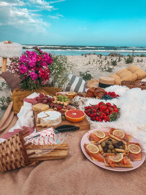 Seaside Picnic, Picnic Dates, Decoration Aesthetic, Picnic Decorations, Picnic Ideas, Random Aesthetic, Picnic Date, Jewelry Photoshoot, Picnic Time