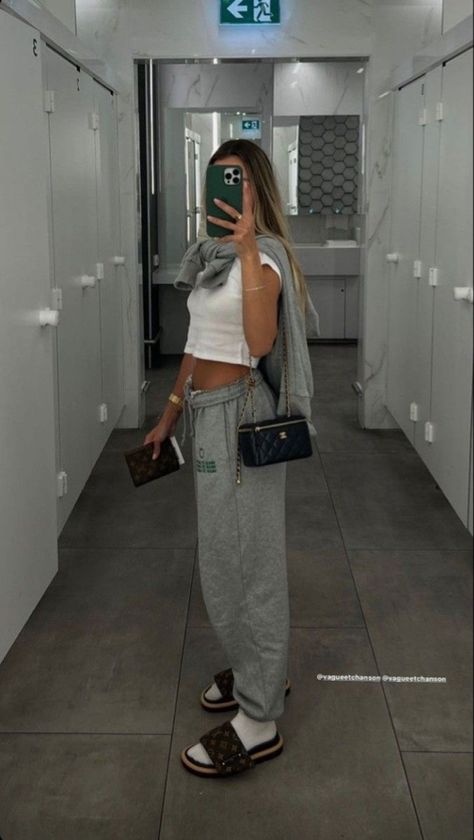 Trendy Sweatpants Outfit, Angela Core, Family Dinner Outfit, Breakfast Outfit, Airport Vibes, Airport Fit, Classy Skirts, Airport Aesthetic, Airport Fits