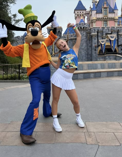 Disney World Outfits Hollywood Studios, Poses With Disney Characters, Disneyland Outfits Summer, Cute Disney Fits, Paris Castle, Disney Characters Pictures, Disney Family Outfits, Disney Outfit Inspo, Princess Paris