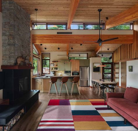 A beautiful midcentury deck house in New Hampshire invites nature inside Cottage Build, Farm Retreat, Steel Homes, Deck House, Beam Structure, Shingle Style Homes, Inspiring Interiors, Mid Century Living Room, House Deck