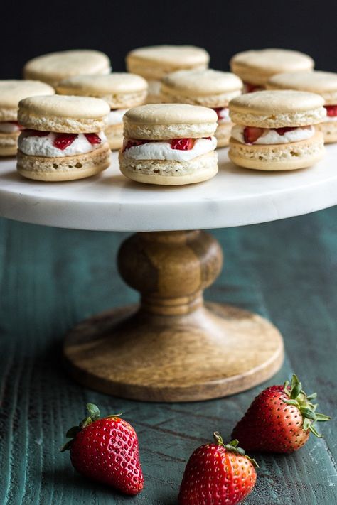 Fruity Dessert, Desserts Fruit, Kue Macaroon, Strawberry Shortcakes, Strawberry Shortcake Recipes, Shortcake Recipe, Fruit Summer, Macaroon Recipes, Macaron Recipe