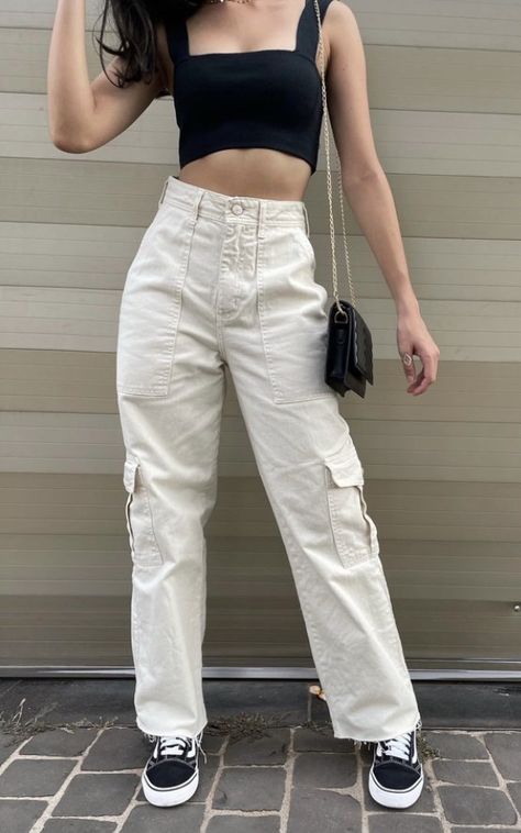 Cream Jeans Outfit, Cargo Pant Outfits, Pant Outfits, Cargo Outfit, Cargo Pants Outfits, White Jeans Outfit, Casual School Outfits, Jeans Cargo, Trendy Fashion Outfits