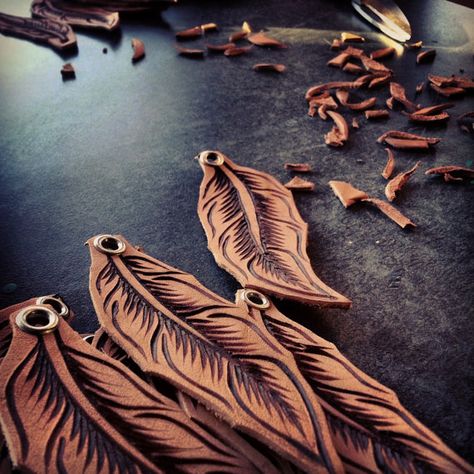 Crea Cuir, Feather Keychain, Wood Burning Crafts, Leather Scraps, Leather Carving, Wood Burning Art, Leather Art, Hand Tooled Leather, Wood Carvings