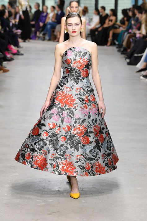 Carolina Herrera Fall 2024, Wes Gordon, Moda Paris, Strapless Maxi, Fashion Week Runway, Strapless Maxi Dress, Fashion Show Collection, Winter 2024, Fall 2024