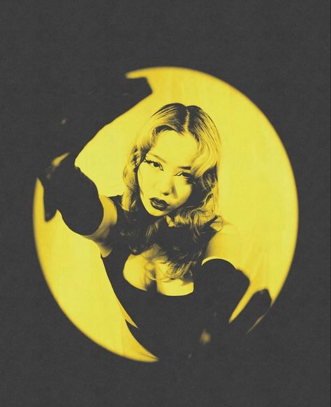 Black And Yellow Photoshoot, Zoom In Photography, Black And Yellow Photography, Yellow Photoshoot Aesthetic, Monochromatic Photography Portraits, Funky Portrait Photography, Star Photoshoot Ideas, Graphic Designer Portrait, Future Retro Aesthetic