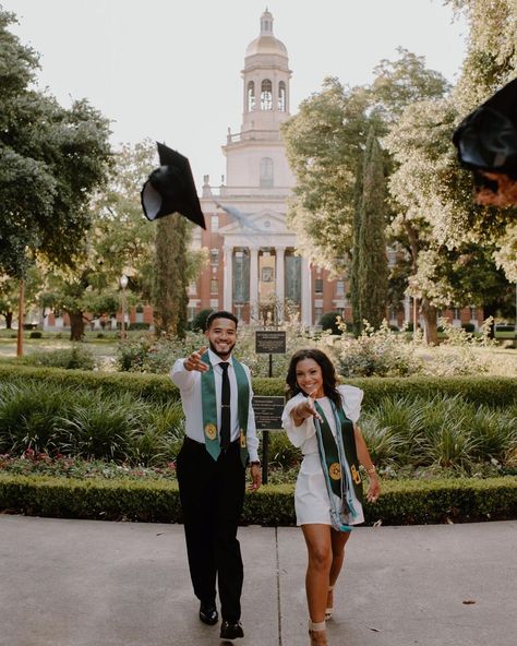 Baylor Graduation, College Grad Pictures, Graduation Picture Ideas, University Graduation, Baylor University, Graduation Picture, Baylor Bear, Dream College, Dream School