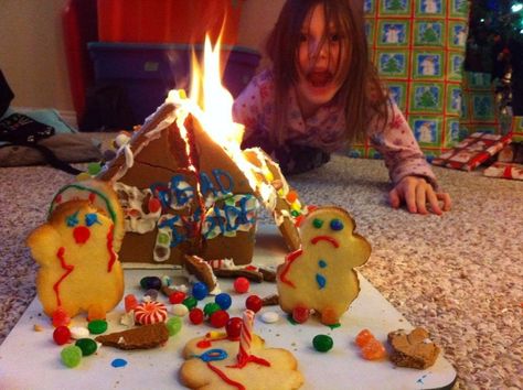 Because why is this gingerbread house on fire? Gingerbread houses SHOULD NOT be on fire: Awkward Family Christmas, Funny Christmas Photos, Family Holiday Pictures, Christmas Family Photos, Birth Control, E Card, Funny Cards, Christmas Pictures, Melanie Martinez