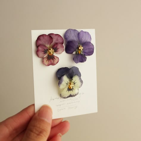 Resin And Wood Diy, Dried Flower Jewelry, Pressed Flower Crafts, Flower Resin Jewelry, Polymer Clay Flower Jewelry, Resin Jewelry Diy, Flower Resin, Diy Resin Crafts, Handmade Beaded Jewelry