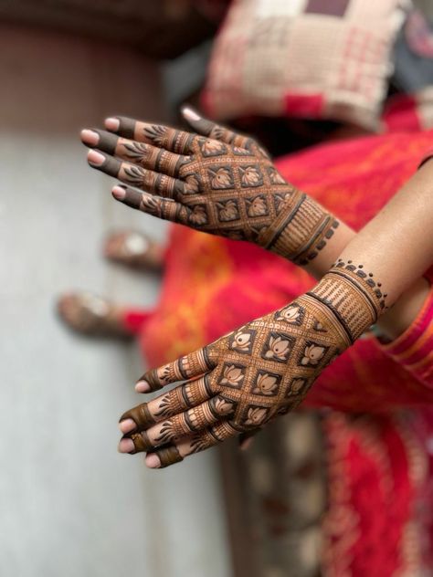 Mehandi Design For Hand, Henna Tattoo Design, Tattoos Henna, Front Mehndi Design, Simple Mehendi Designs, Henna Hand, Mehndi Designs Bridal Hands, Legs Mehndi Design, Design Henna