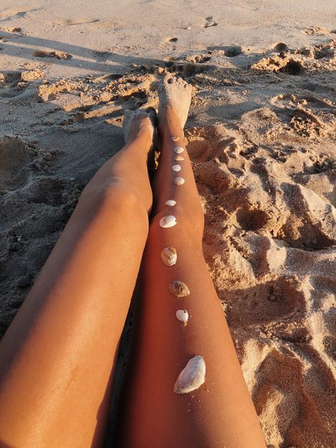 Beach Photoshoot Ideas Creative, Foot Photoshoot Ideas With Friends, Seashell Photoshoot, Diy Beach Photoshoot, Beach Friends Photoshoot, Shell Photoshoot, Hot Beach Picture Ideas, Summer Beach Photoshoot, Photographer Background