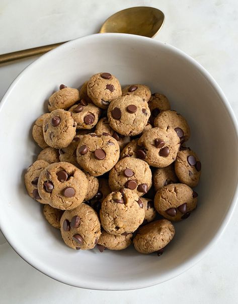 Chocolate Chip Cookie Cereal, Vegan Cereal, Breakfast Cereal Recipes, Raspberry Chocolate Chip Cookies, Cookie Cereal, Comidas Aesthetic, Cookie Crisp Cereal, Vegan Protein Cookies, Healthy Bakes