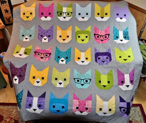 Elizabeth Hartman Quilts, Fall Crafts Decorations, Cat Quilts, Cat Quilt Patterns, Elizabeth Hartman, Animal Ideas, Kids Quilts, Winter Projects, Dog Quilts