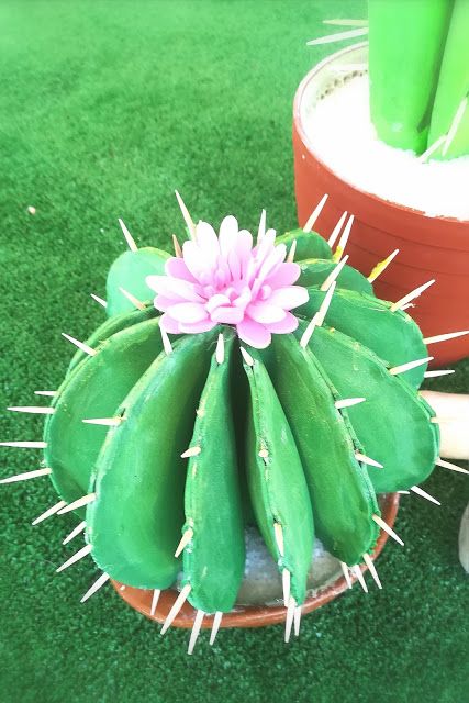 ARTE EN TU DIA: Cactus en goma eva Desert Theme Decorations, Monumental Vbs, Cowboy Party Decorations, Cactus Silhouette, Cactus Paintings, Cactus Craft, Faux Cactus, Mexican Party Decorations, Diy Wings