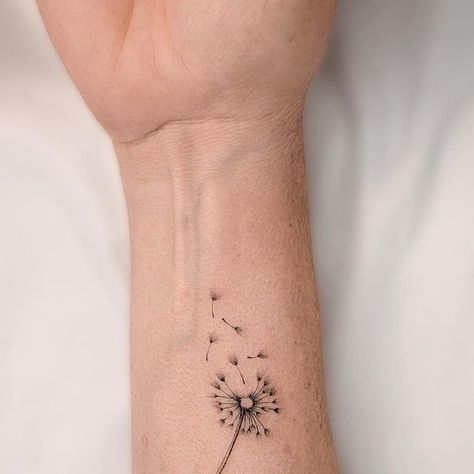 Little dandelion temporary tattoo, get it here ► Houston Tattoos, Simple Hand Tattoos, Dandelion Tattoo, Hand Poke, Line Work Tattoo, Discreet Tattoos, Birds Tattoo, Blackwork Tattoo, Mini Tattoos