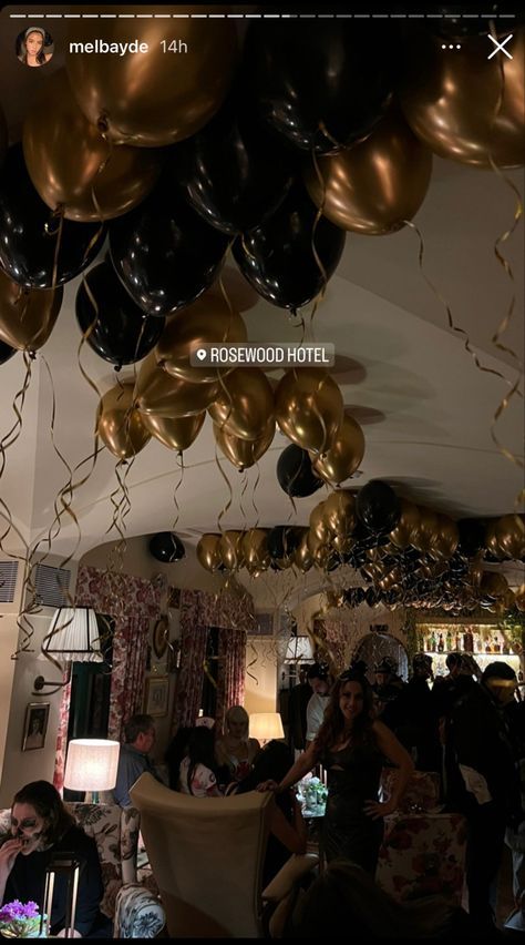 Black Gold Party Decorations, Gold Nye Party, Gold And Black Balloons, New Years Eve Birthday Party, Gossip Girl Party, Nye Party Decorations, New Years Eve Party Ideas Decorations, Nye Decorations, Hollywood Party Decorations