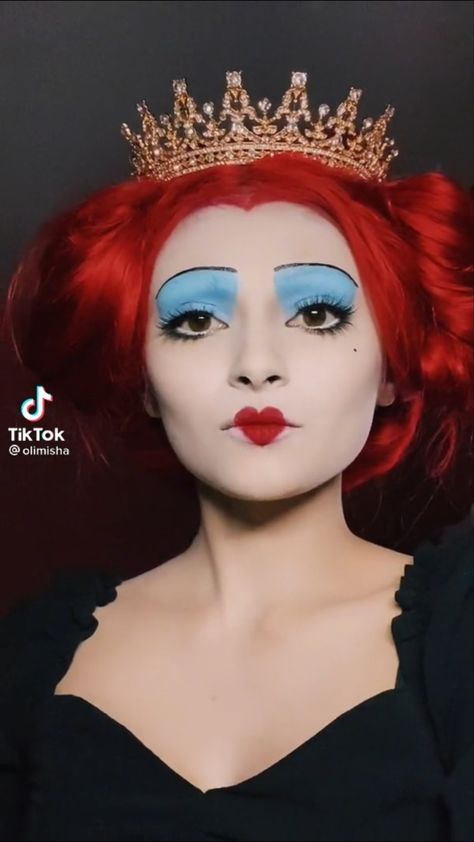 Halloween Makeup With Red Hair, Halloween Makeup Queen Of Hearts, Interesting Character Poses, Red Queen Costume Diy, Alice And Wonderland Makeup, Queen Of Hearts Alice In Wonderland, Queen Of Hearts Makeup Halloween, Queen Of Hearts Costume Diy, Red Queen Makeup