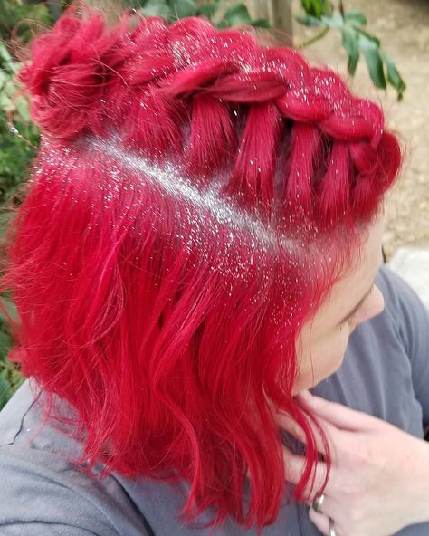 35 Brilliant Bright Red Hair Color Ideas — Looks Guaranteed to Stop Traffic! Check more at http://hairstylezz.com/best-bright-red-hair-color-ideas/ Bright Red Hair Color Ideas, Hair Wraps Thread Ideas, Moodboard Red, Bright Red Hair Color, Thread Ideas, Light Red Hair, Glitter Roots, Red Hair Color Ideas, Dyed Red Hair