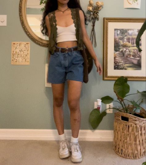 Tooturnttina Outfits, Artsy Concert Outfit, Dinner Movie Date Outfit, Current European Fashion Trends, Levi Jorts Outfits, Basic Coachella Outfits, Spring Chilly Outfit Casual, Light Neutrals Outfit, Whimsigoth Shorts Outfit