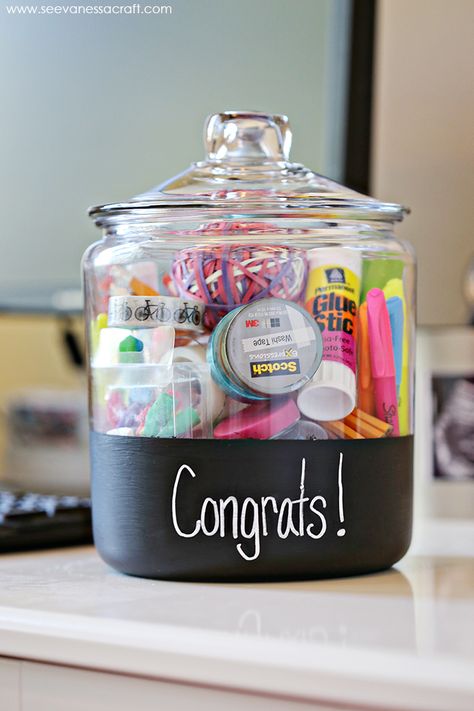 I made this new job gift in a chalkboard jar using fabulous products from Office Depot as part of a sponsored post for Socialstars. #GearLove Anyone else get totally giddy over new office... Mason Jar Gifts Diy, Diy Graduation Gifts, Best Graduation Gifts, Education Major, Graduation Gift Ideas, Unique Graduation Gifts, High School Graduation Gifts, Diy Gifts For Kids, Neuer Job