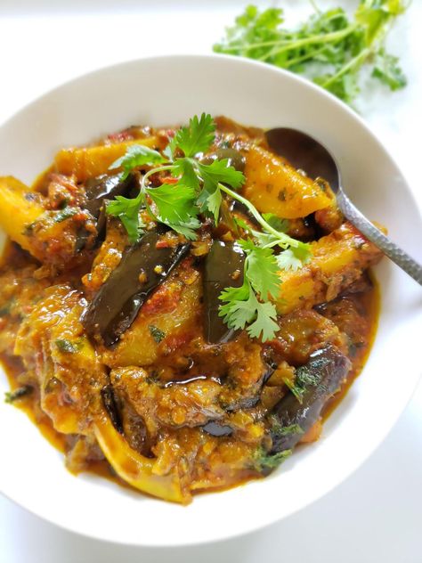 Aloo Baingan /Potato Eggplant Curry Indian Eggplant And Potato Recipes, Eggplant Indian Recipes Vegetarian, Indian Stuffed Eggplant, Aubergine Curry Indian, Indian Eggplant Dish, Indian Aubergine Recipes, Aubergine Indian Recipe, Eggplant And Potato Curry, Eggplant And Potatoes Recipes