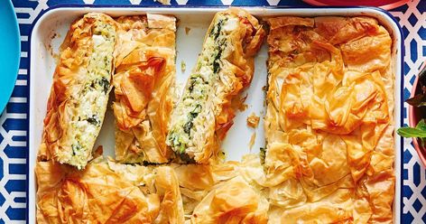 Everyone's favourite savoury slice meets traditional Greek spinach pie in this easy vegetarian mash-up, which is perfect for lunch or dinner. Spanakopita Recipe, Savoury Slice, Greek Spinach Pie, Pasta Fillo, Vegan Easter, Spinach Pie, Zucchini Slice, Slices Recipes, Pastry Recipes