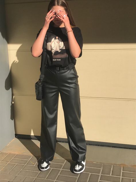 Black Cargo Leather Pants Outfit, Baggy Leather Trousers Outfit, Leather Pants With T Shirt, Baggy Leather Pants Outfit, Leather Pants Outfit Casual, Black Leather Pants Outfit, Leather Trousers Outfit, Jogger Outfit, Outfit Elegantes