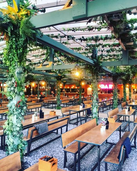 Pergola Paddington foliage decor Outdoor Restaurant Design Ideas, Patio Restaurant Ideas, Foodcourt Design Outdoor, Food Park Design Ideas, Backyard Beer Garden, Backyard Restaurant, Beer Garden Design, Beer Garden Ideas, Sport Bar Design