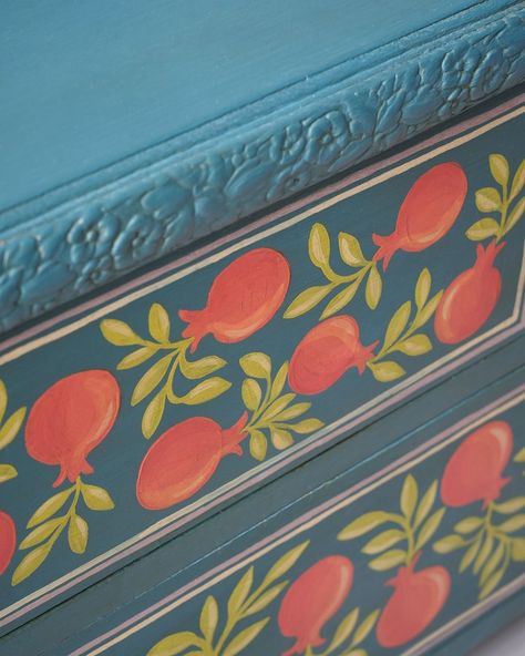 You can find the full step-by-step step to this fabulous painted storage by the talented @annasarthouse in Issue 11 of The Colourist. The Colourist is Annie’s bookazine (like a magazine, with none of the adverts) devoted to interiors, design, style, travel, and colour. It’s a breathtakingly beautifully photographed bible of inspiration. Every issue features six step-by-steps in the back covers, so that when you’ve finished reading and are feeling motivated and inspired by the covetable furn... Folk Art Painted Furniture, Wabi House, Cupboard Painting, Folk Furniture, Stencil Dresser, Painted Shelf, Painting Ikea Furniture, Painted Hutch, Door Painting