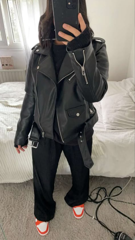 Black Hoodie Leather Jacket Outfit, Trendy Zara Biker Jacket For Streetwear, Outfit Noir, Outfit Black, Outfit Cargo Noir, Zara Drip Winter, Outfit Full Black, Outfit Jean Noir, Spring Streetwear Zara Leather Jacket