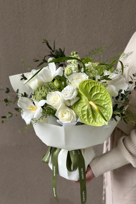 White Green Flower Bouquet, Light Green Flower Bouquet, White And Green Flower Arrangements, Flower Bouquet Green, White Green Bouquet, Green Flower Bouquet, White And Green Bouquet, Flower Bouquet Wrapping, Bouquet Green