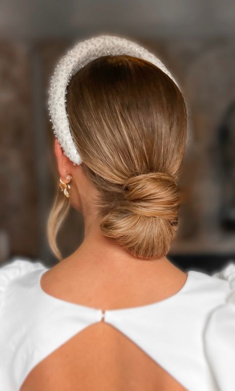 Hairdo For Wedding, Hair Updo Ideas, Low Bun Bridal Hair, Simple Low Bun, Low Bun Hairstyle, Elegant Bridal Hair, Wedding Hair Updo, Updo Ideas, Wedding Day Hair