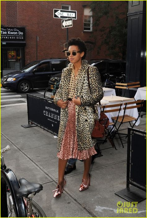 solange in brooklyn Solange Style, Solange Knowles Style, Solange Knowles, Anna Wintour, Looks Street Style, Jeans Fashion, Style Crush, Mixing Prints, Mode Inspiration