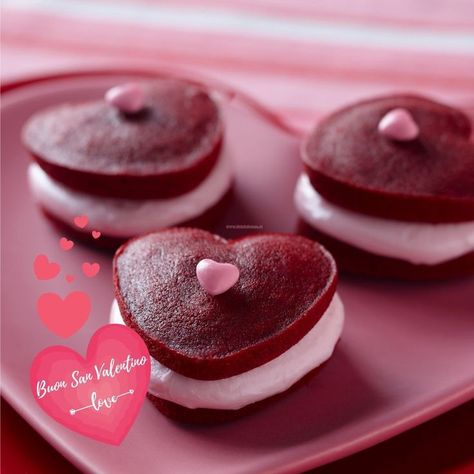 Conosci le "whoopie Pies"? Sono biscotti morbidi, di origine americana, farciti e buonissimi! La versione americana prevede un ripieno di crema di marshmallow. Noi la faremo con la ricotta di pecora fresca, aromatizzata alla vaniglia.
Delicatamente profumati, questi dolcetti sono ideali per la serata di San Valentino. Ecco la ricetta... Romantic Drinks, Red Velvet Whoopie Pies, Heart Sugar Cookie, Cupcake Photos, Pie Pops, Heart Cakes, Heart Shaped Chocolate, Valentine's Day Treats, Cake In A Jar