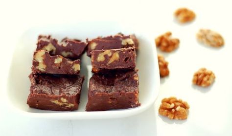 Keto snacks are just the best! Try this 100% Banting Walnut Keto Fudge for a weekend treat!  Recipe: http://bit.ly/BantingBlvdBlog  #treat #recipe #health #fudge #healthyliving #healthychoices #glutenfree #sansgluten #lifestyle #eatclean #eat #eatright #instahealth #paleo #delicious #food #fitspo #goodforyou #homemade #keto #LCHF #lowcarb #lifestyle #inspo #loveyourbody #cleaneating #banting #MixBakeEnjoy #BantingBlvd by bantingblvd Chocolate Hazelnut Recipes, Lchf Dessert, Low Carb Candy, Walnut Fudge, Keto Fudge, Desserts Keto, Postre Keto, Low Carb Treats, Lchf Recipes