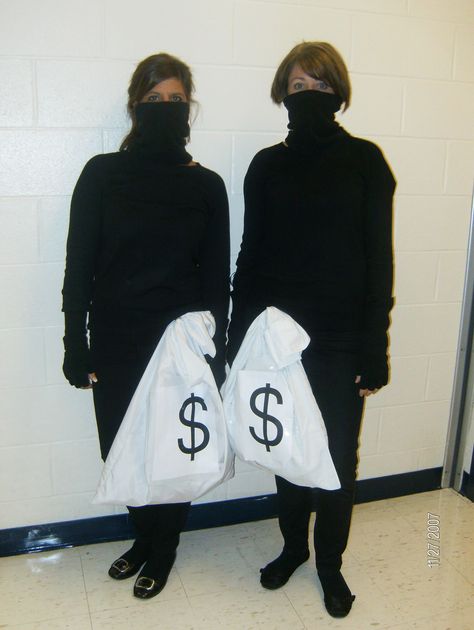 Bank robbers - easy costume! Halloween Costumes Robbers, Robber Costume Womens, Robber Outfit, Bank Robber Costume, Robber Halloween Costume, Robber Costume, Easy Costume, Black Halloween Dress, Bank Robber