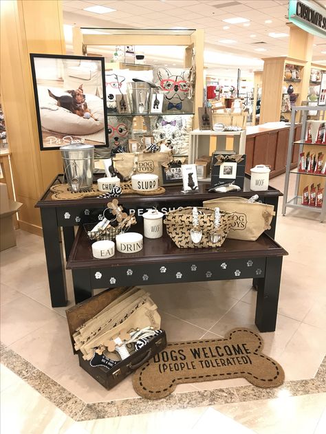 Dog Display Ideas Pet Shop, Pet Store Ideas Display, Pet Store Display Visual Merchandising, Pet Shop Display Ideas, Pet Store Design Ideas, Dog Display Ideas, Cute Pet Shop Ideas, Small Dog Business Ideas, Dog Pop Up Shop