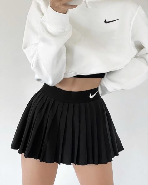 Sport Skirt Outfit, Beauty And Grace, Linen Shorts Women, Tennis Skirt Outfit, Gym Aesthetic, High Fashion Outfits, Simple Trendy Outfits, Tennis Clothes, Sporty Outfits