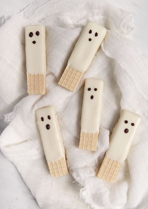 Chocolate dipped ghost wafer cookies. So quick and easy to make! A cute Halloween snack. #halloween #cookies Ghost Chocolate Chip Cookies, Chocolate Covered Wafers, Halloween Kalas, Ghost Snacks, Ghost Chips, Snack Halloween, Halloween Dip, The Season Of The Witch, Easy Halloween Snacks