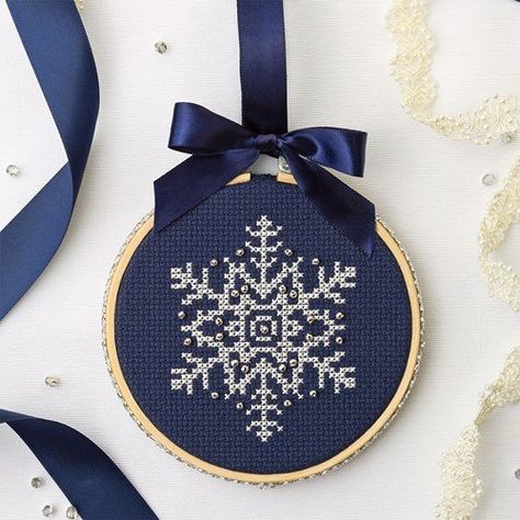 Snow Flake Cross Stitch Pattern, Cross Stitch Tree Skirt, Cross Stitch Snowflakes Pattern, Snowflake Cross Stitch Pattern Free, Cross Stitch Ornaments Patterns Free, Modern Cross Stitch Patterns Free Charts, Christmas Cross Stitch Patterns Free Charts, Cross Stitch Snowflake, Cross Stitch Christmas Gifts